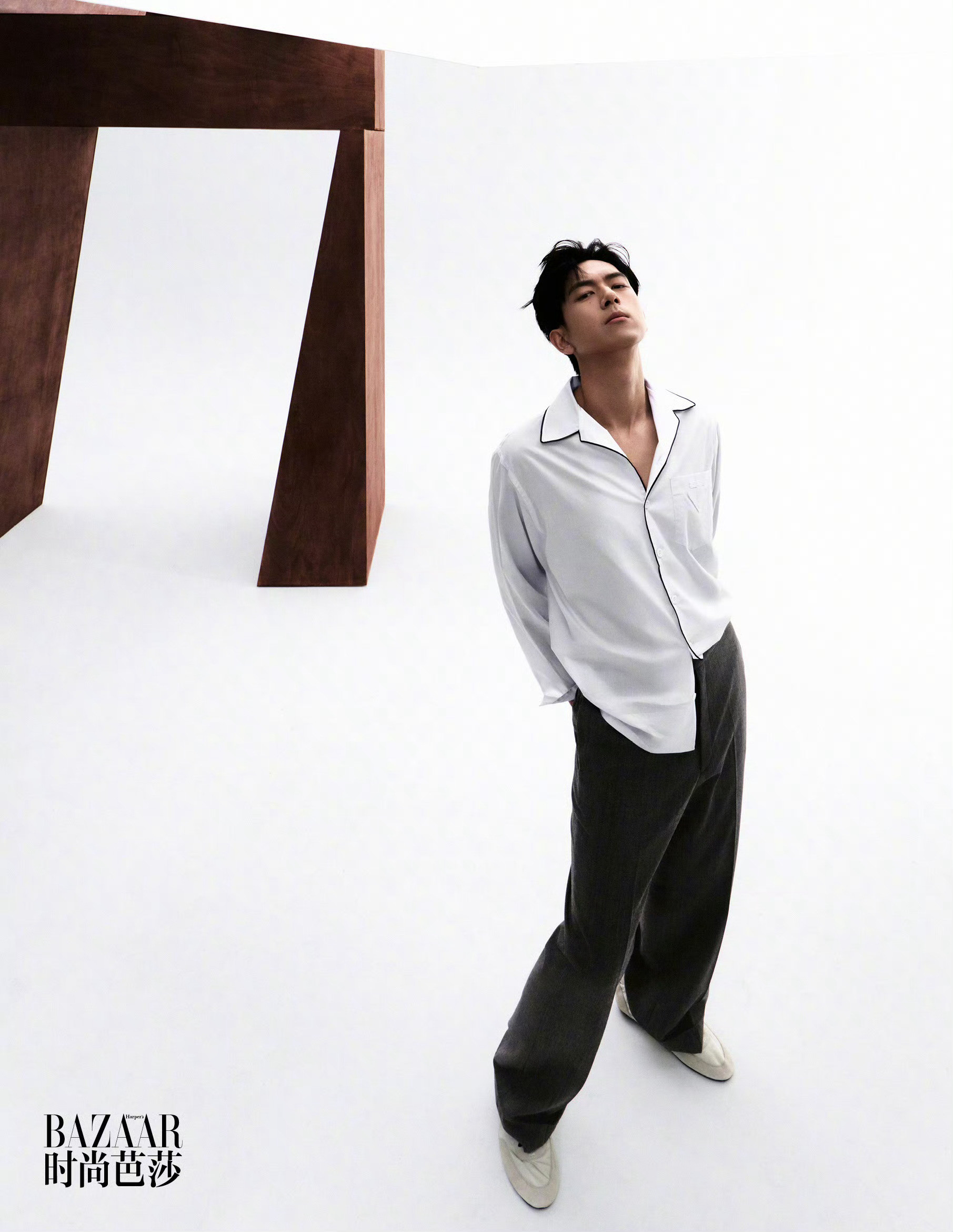 李现芭莎大片李现四登芭莎封面大片释出，尽显男性魅力。由其主演的《人生若如初见》正
