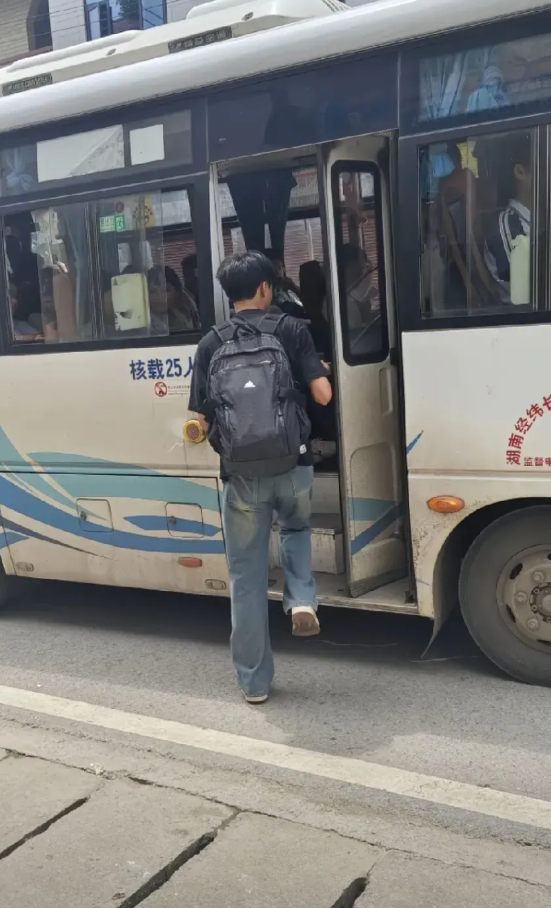 儿子高考结束后，刚在家待了3天，就跟妈妈提出了一个要求，看见儿子上车的瞬间，妈妈