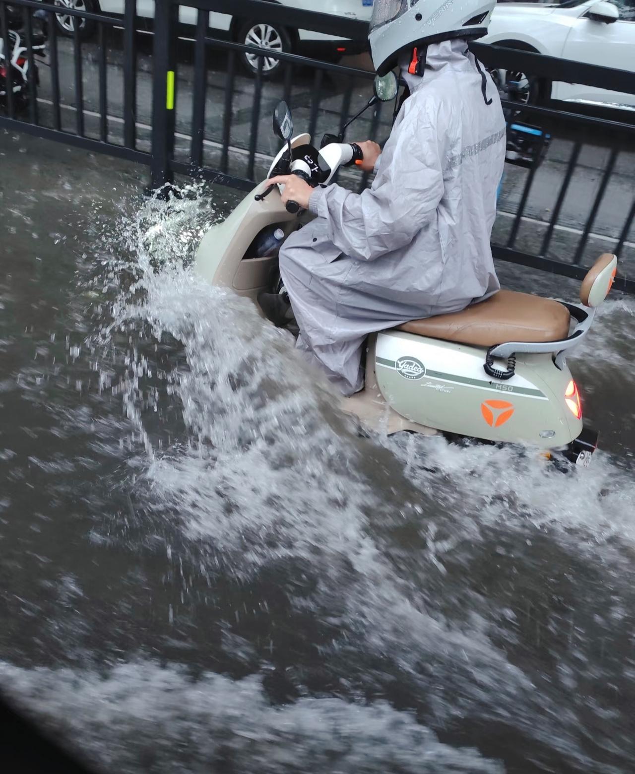 暴雨泡车别急着推，多做一步省下上千维修费！昨天暴雨，小区门口电动车全泡水里，好