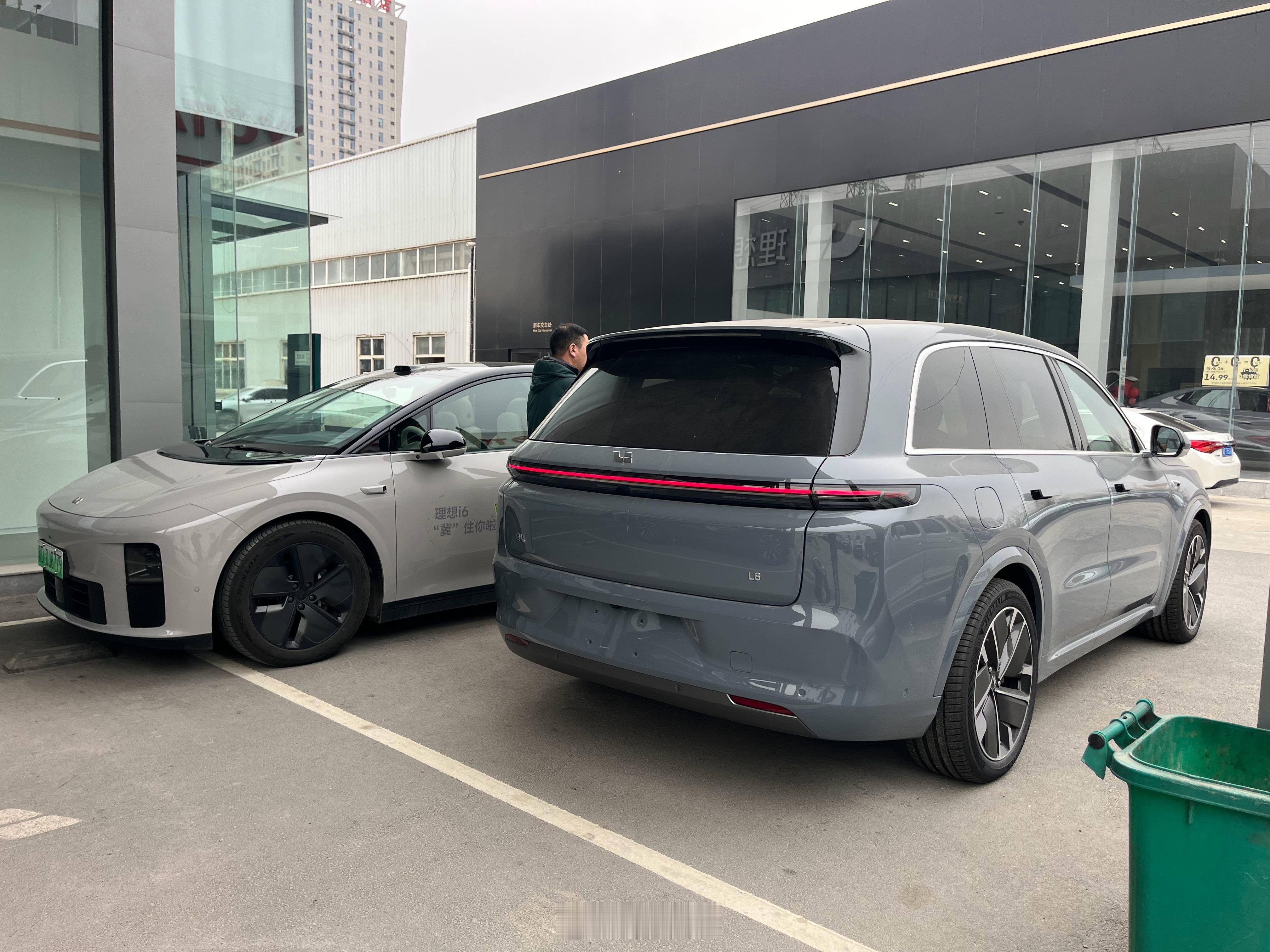 刚去看车，国产车销售服务都不错，比较热情，车随便试。然后去看我最感兴趣的荣放混动