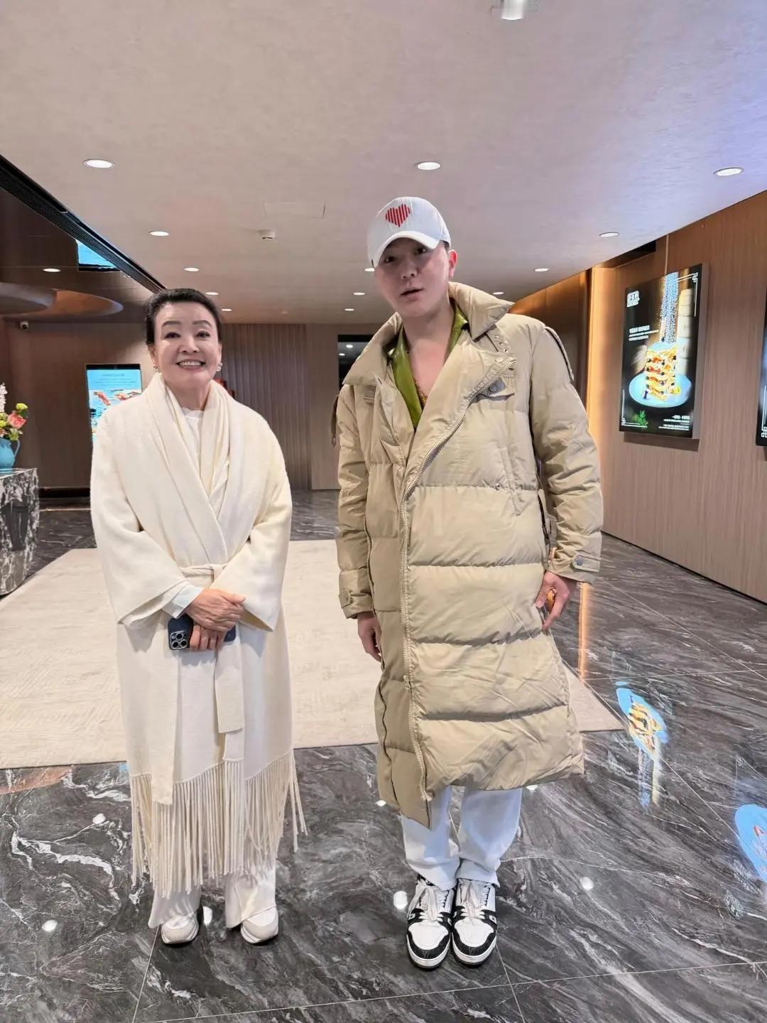 张兰抽时间外出被网友偶遇。最近张兰比较忙，玥玥和小霖霖回北京亲家母也跟着来看马