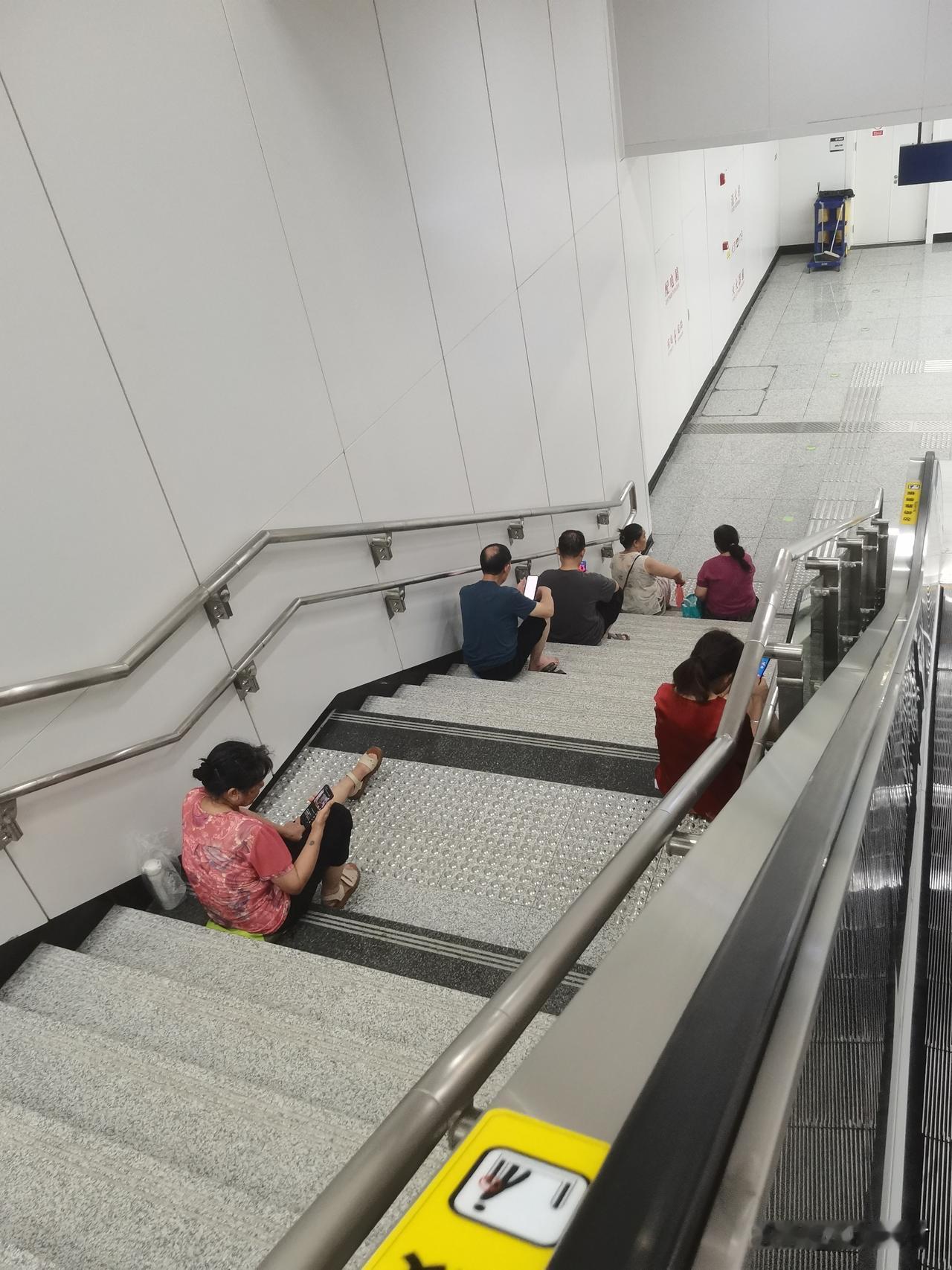 武汉地铁成了老年人的纳凉胜地！最近几天武汉的夏天进入了闷热气候，每次进入地铁