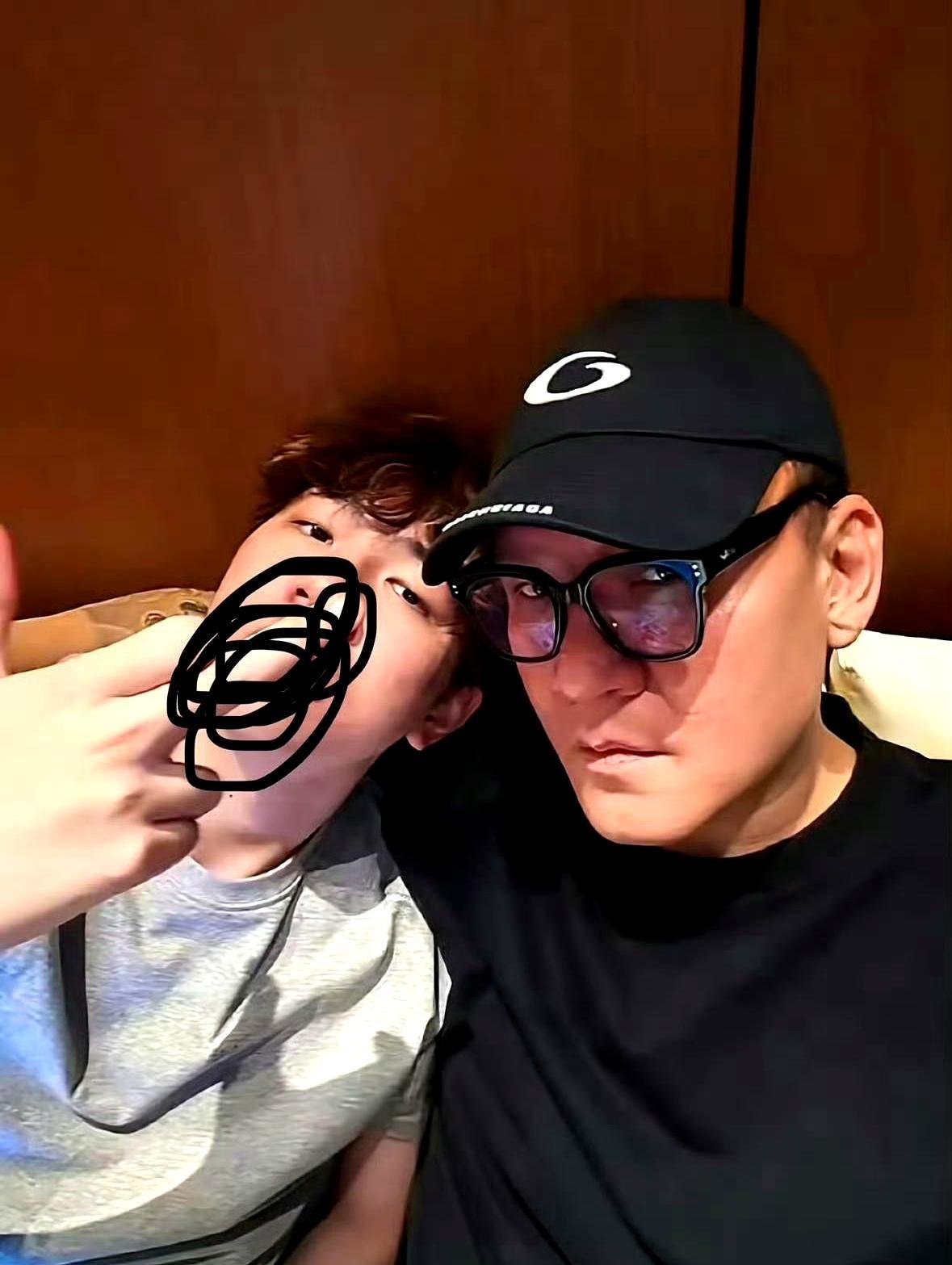 前妻扭头就官宣了小9岁新欢。导演车澈不到一年，削掉半个人，暴瘦68斤，颧骨