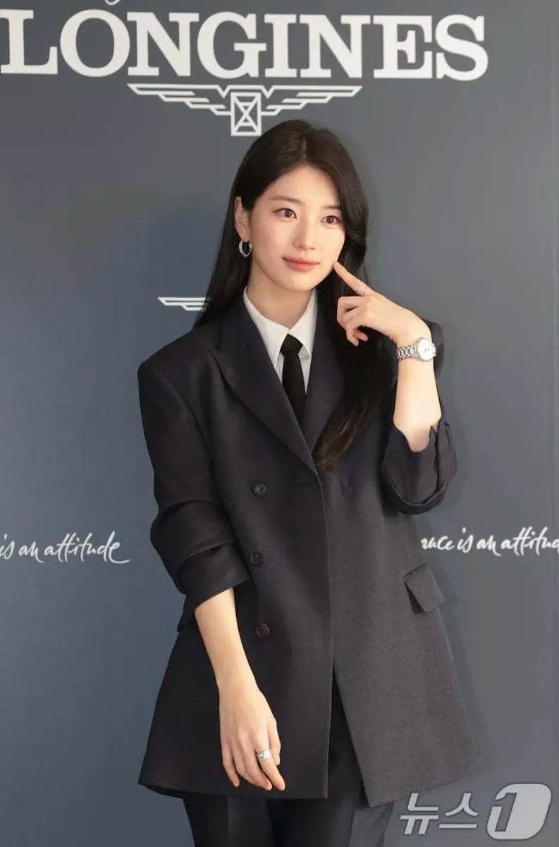 裴秀智穿西装搭腕表优雅干练淡颜清冷气质尽显精英格调