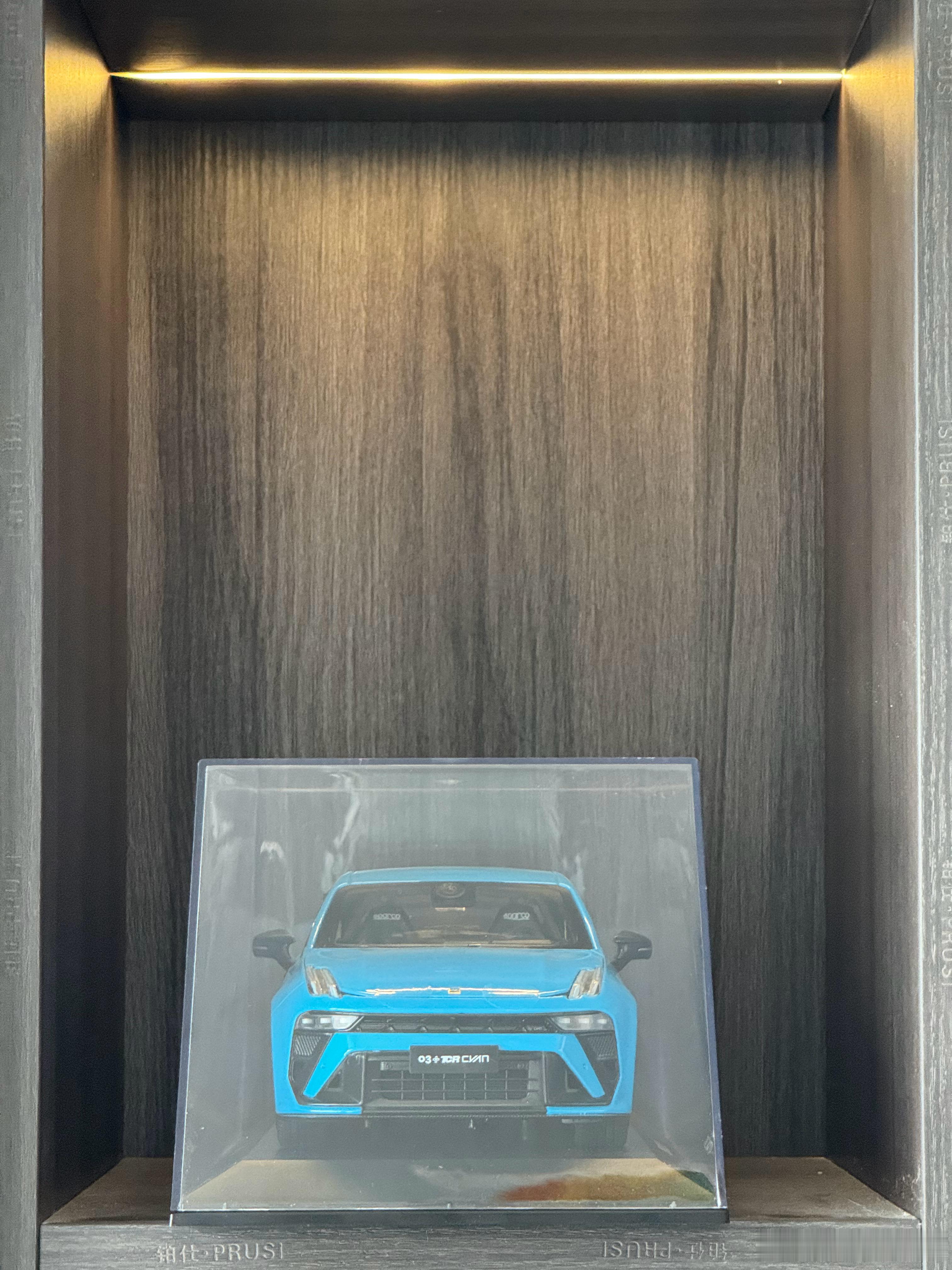 唯一一个珍藏起来，没给我家崽子造的车模，等小孩子知道领克的牛逼后，懂得珍惜后，再