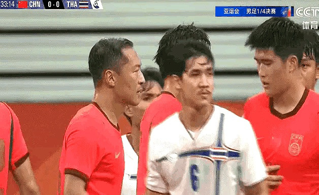 亚运会铜牌战点球大战两队爆发冲突时，依木兰竟然一个人默默退回了中圈2005年出生的新疆小将，10岁就