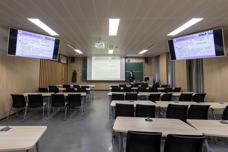 教师越老越吃香?好像大学的老师是这样的;高中的老教师也还行;但是小学和初中的教师