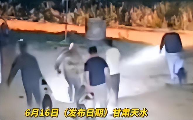 甘肃天水，一养殖场的场主声称半夜无缘无故被一群人带着猎狗闯进养殖场，二十多头猪非