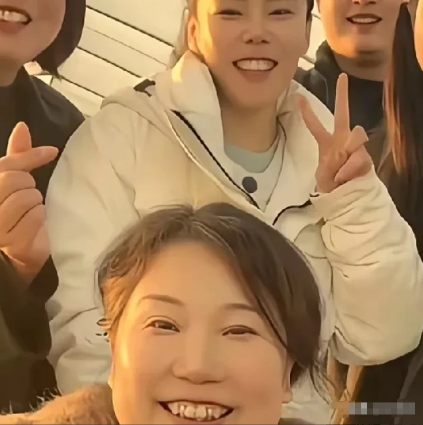 标杆为了讨好老杜，她喊老杜一句一句妈，妈的，叫的可亲切了！有网友说标杆道：傻姑娘