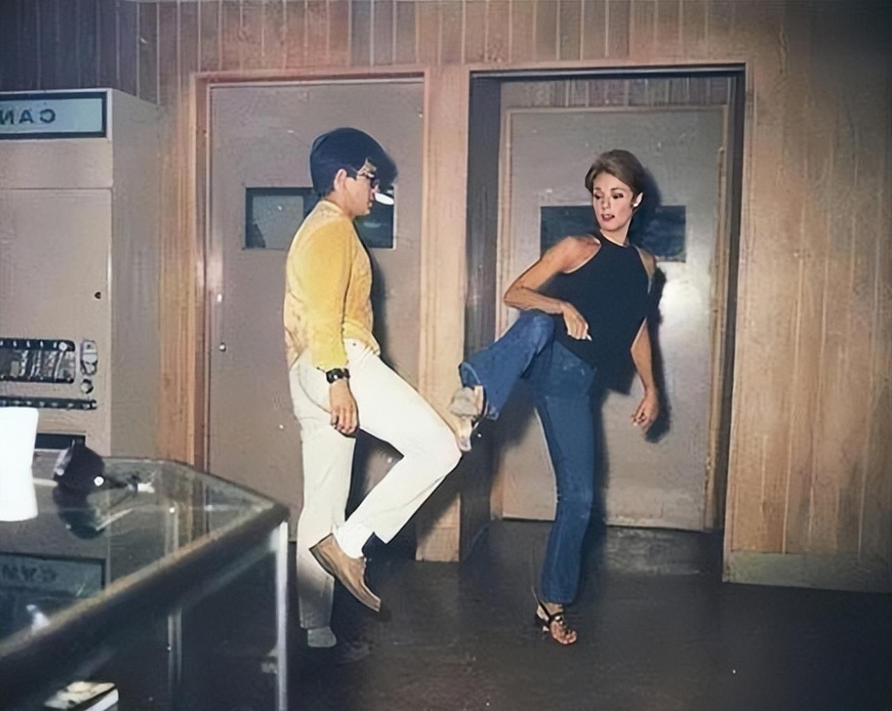 1969年，好莱坞女星沙朗·塔特在家中被杀，身中十几刀，尸体悬在横梁上，一同被害