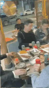 不是一路人，不要往一块凑 几个朋友在一起喝酒，一个男子站起来敬酒，大家一起干