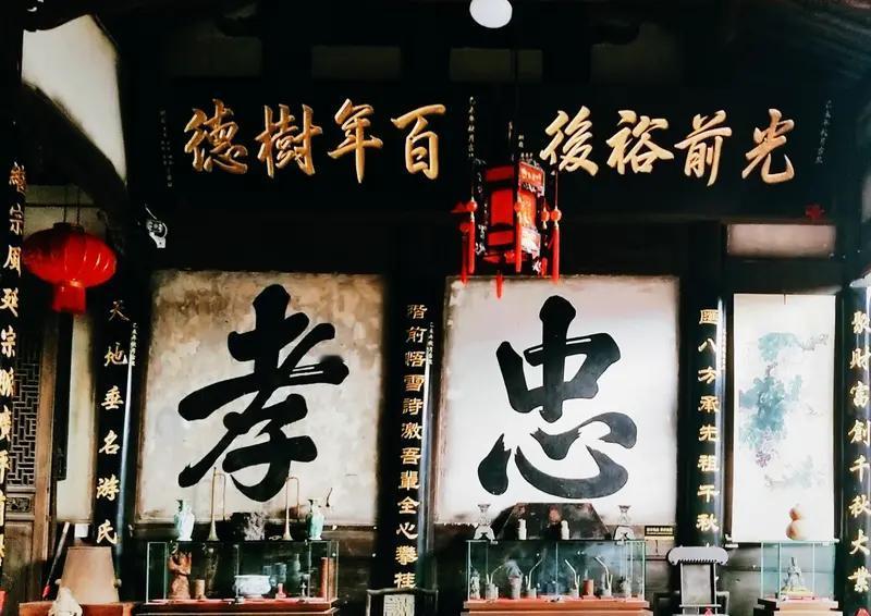 "二十五朝贰臣印，七十三代劝忠声"。孔府"铁骨"传世有三绝：金兵南下速递南宋投名