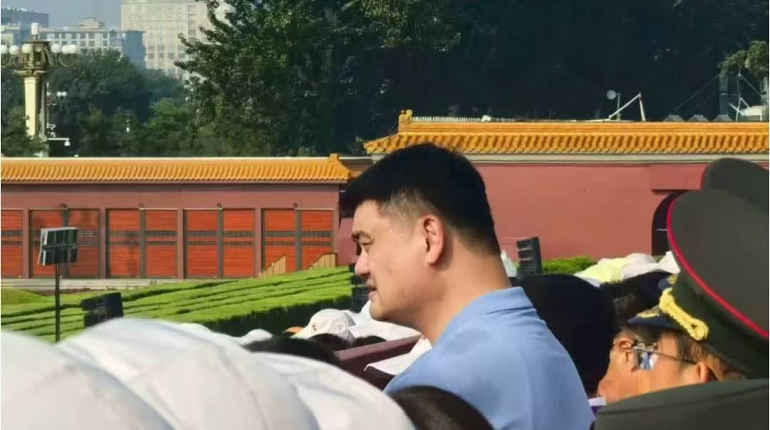 今天体育界，除了奥运冠军们，姚明也前往现场观看阅兵，他的位置就在天安门旁。北