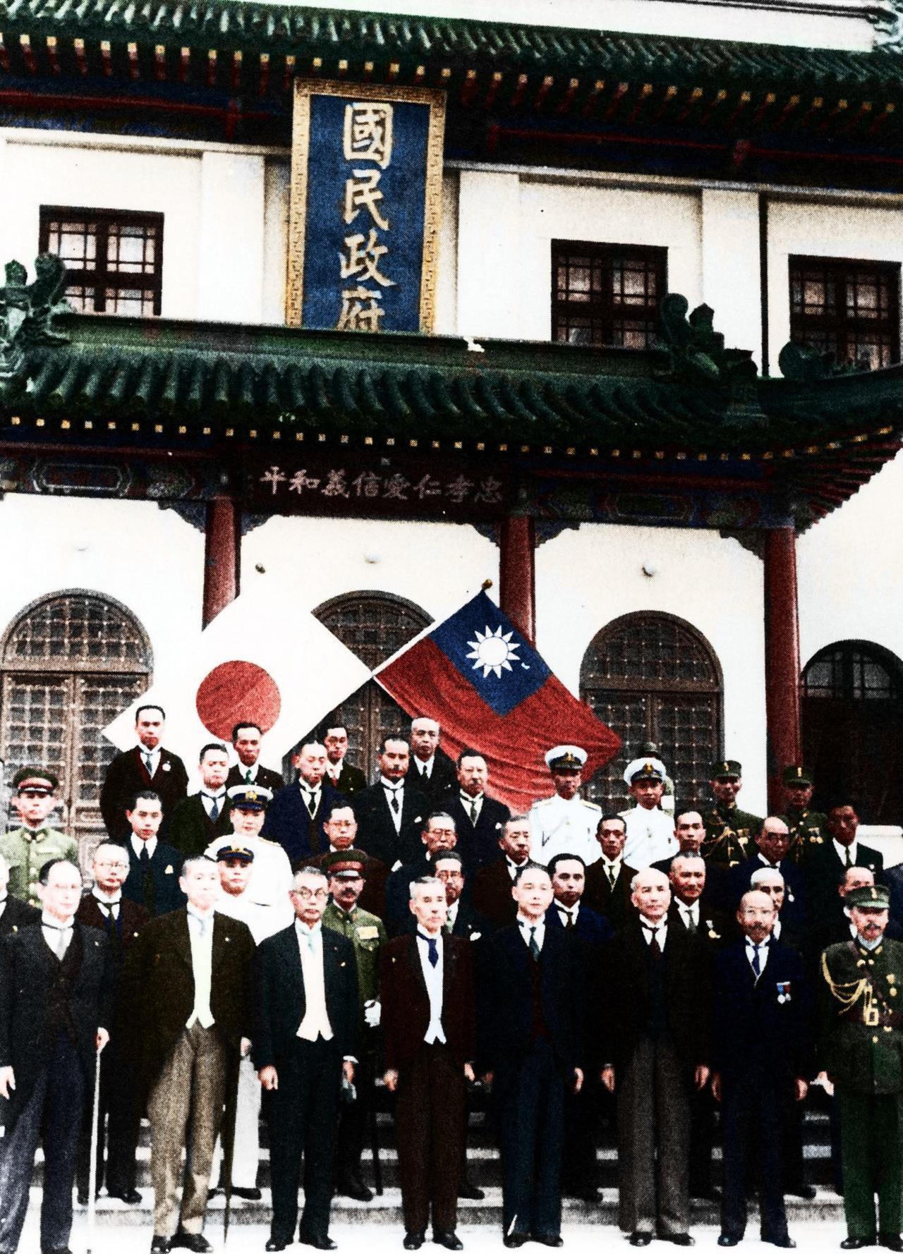 这张老照片，把汪伪政权的卖国丑态彻底暴露！1942年9月，汪精卫（右三）、褚民谊