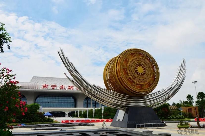 8岁娃一眼揪出南宁东站英文错误！工作人员一句回应，让网友炸了一座城市的窗口形