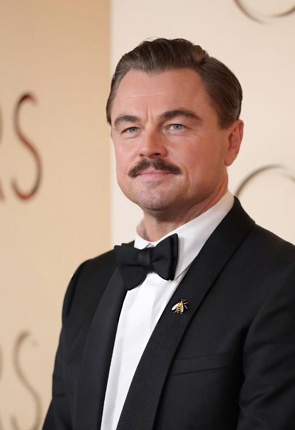 3月15日，小李子莱昂纳多·迪卡普里奥亮相奥斯卡红毯。穿着一身西装革履，小李子