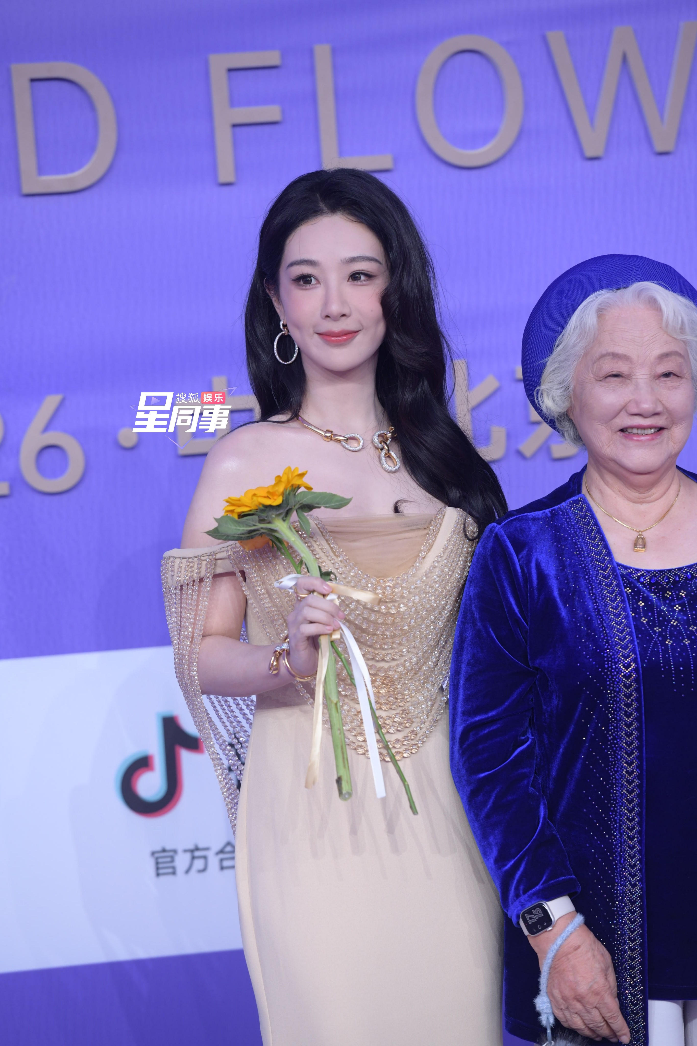 百花奖红毯生图掉落完全月桂女神降临！紫妹太温柔啦！百花奖闭幕式节目单百花