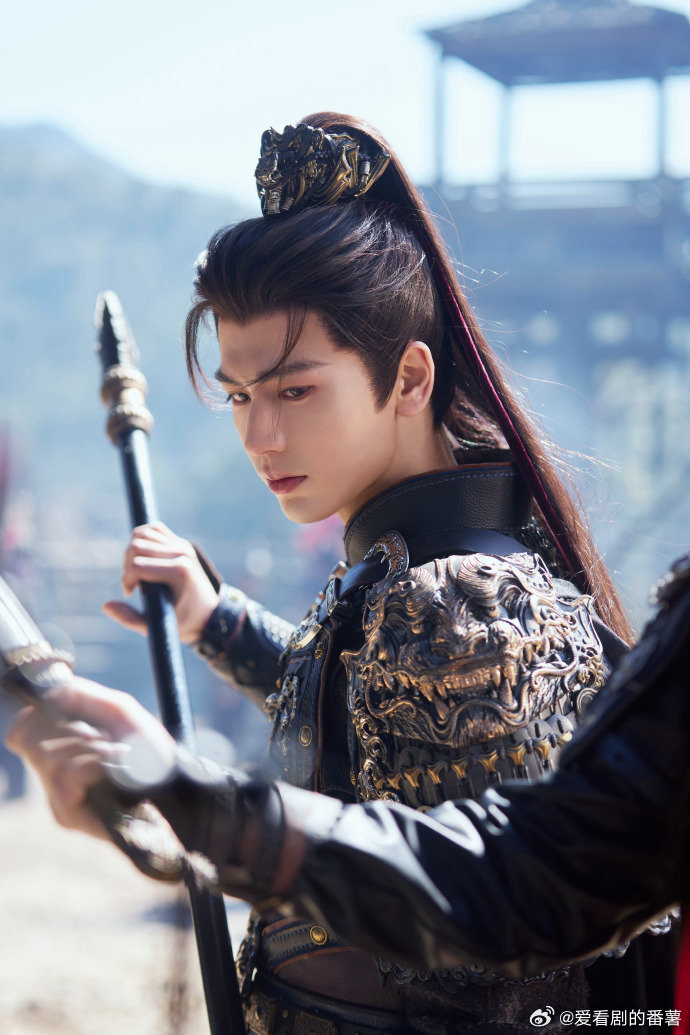 谁懂张凌赫这个看垃圾的眼神被张凌赫看垃圾的眼神爽到了谁懂张凌赫这个看垃圾的眼神，