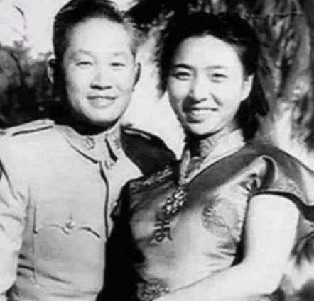 1951年，孙立人脱了衣服上床睡觉，习惯性地搂住老婆，却发现手感不对劲，他一怔，