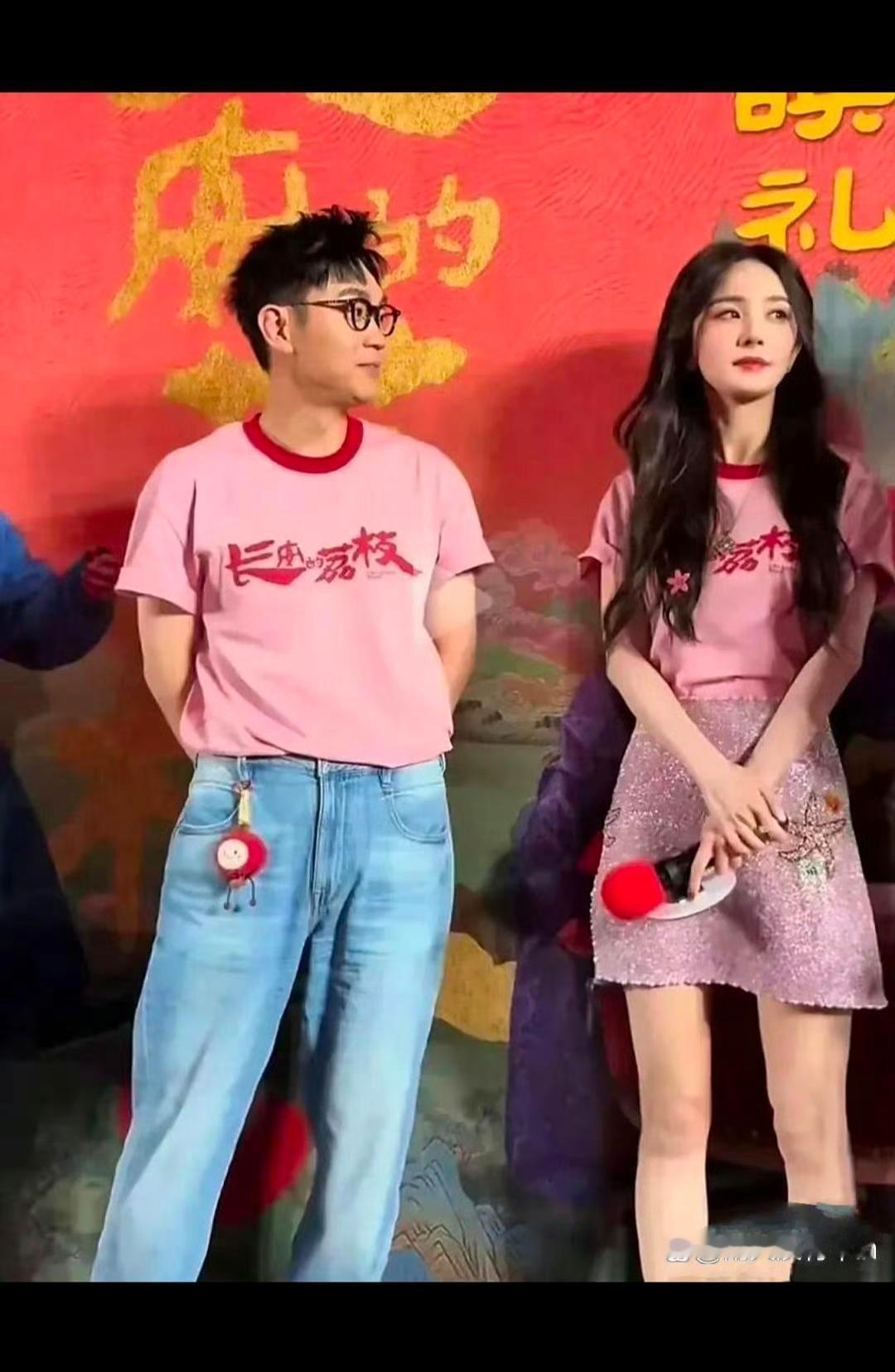 虽然他说话很搞笑，但是此时此刻看杨幂的表情，他肯定说的话太多了杨幂都不耐烦了！
