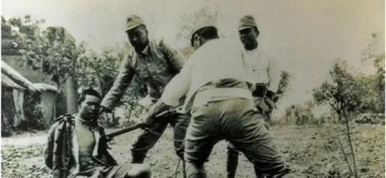 1942年，太原日军将200多战俘押到一片乱葬岗，然后将他们都捆绑在木桩上，然后