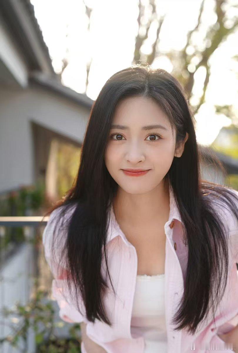 蒋欣戚薇沈月同框蒋欣戚薇沈月活动同框梦幻同框来袭！蒋欣大气优雅，戚薇又飒又美，