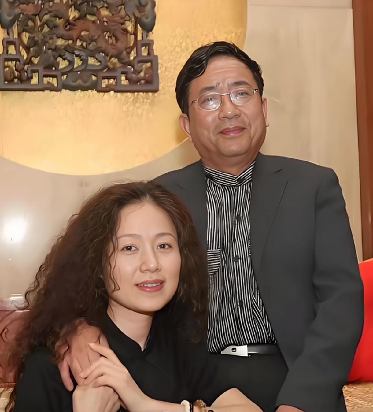 余秋雨这一生，走过两段婚姻。第一任妻子李红，是他的青春知己。两人在上海戏剧学院相