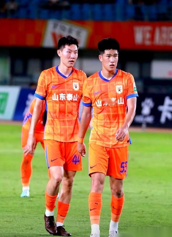 一份租借合同，直接甩在了重庆队的桌上。主角，一个18岁的小伙子，岳瑞杰，国青队