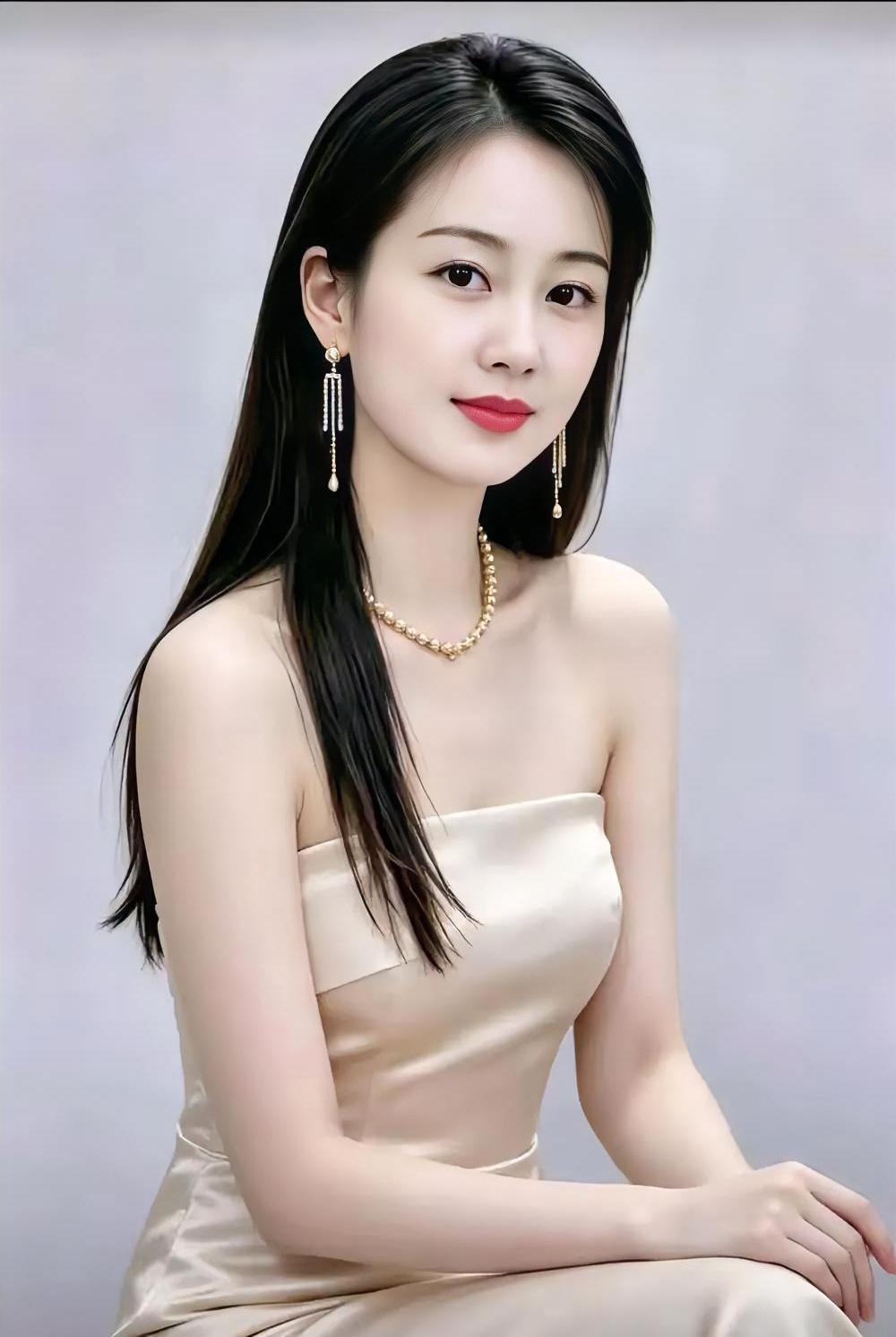 黑发垂落肩头，珍珠轻轻摇曳。米色丝裙裹着温柔，笑意浅浅，如静水映