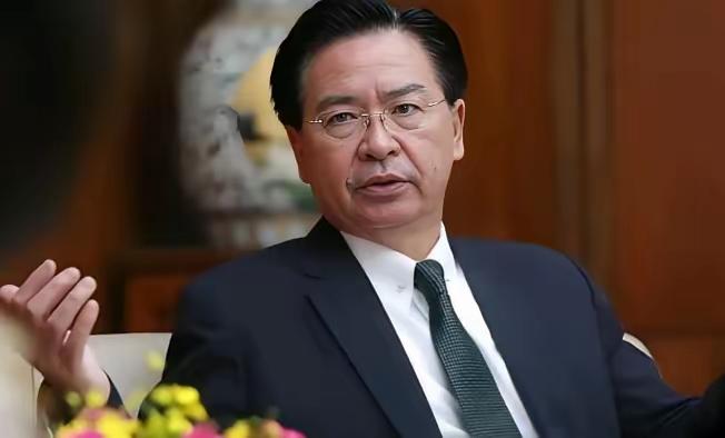 逼近32海里！吴钊燮跳脚了？解放军这盘棋，他根本没看懂大陆舰艇距离台湾本岛仅