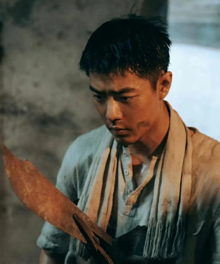 《得闲谨制》到底在“谨制”什么”？电影里莫得闲用钳工手艺造武器的画面让人拍案叫