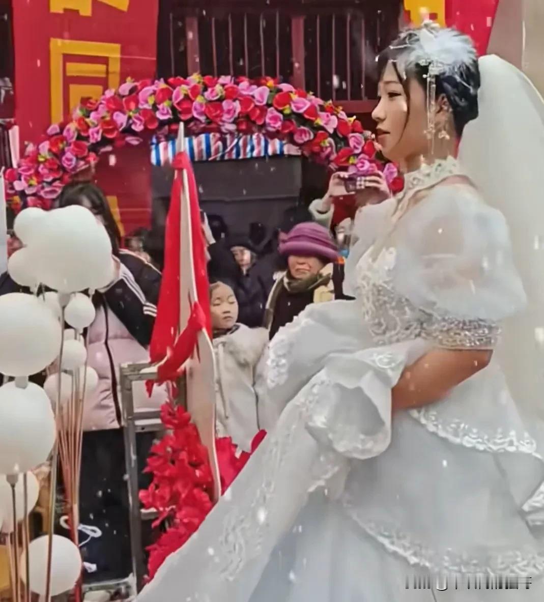 豪横冻人的北方婚礼[笑着哭]一对北方新人举行婚礼，正赶上下大雪，大冬天下大雪，