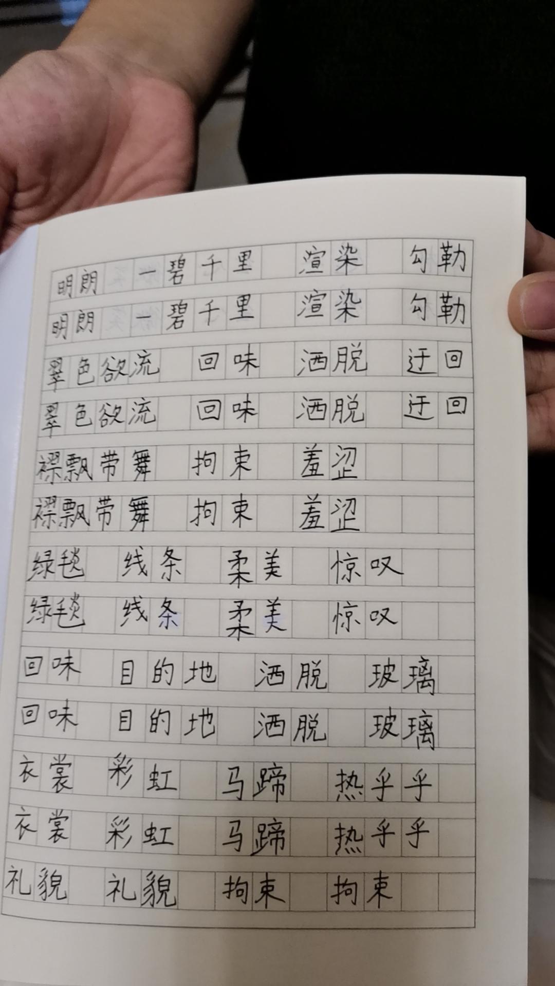 期末成绩刚出来，儿子喜滋滋的跟我说各科成绩：数学96分，语文83分，英语92分，