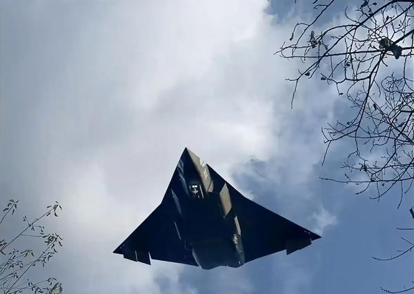 重大突破！官方彩蛋暗藏玄机中国六代机首次正式曝光军圈重磅喜讯刷屏全网！中