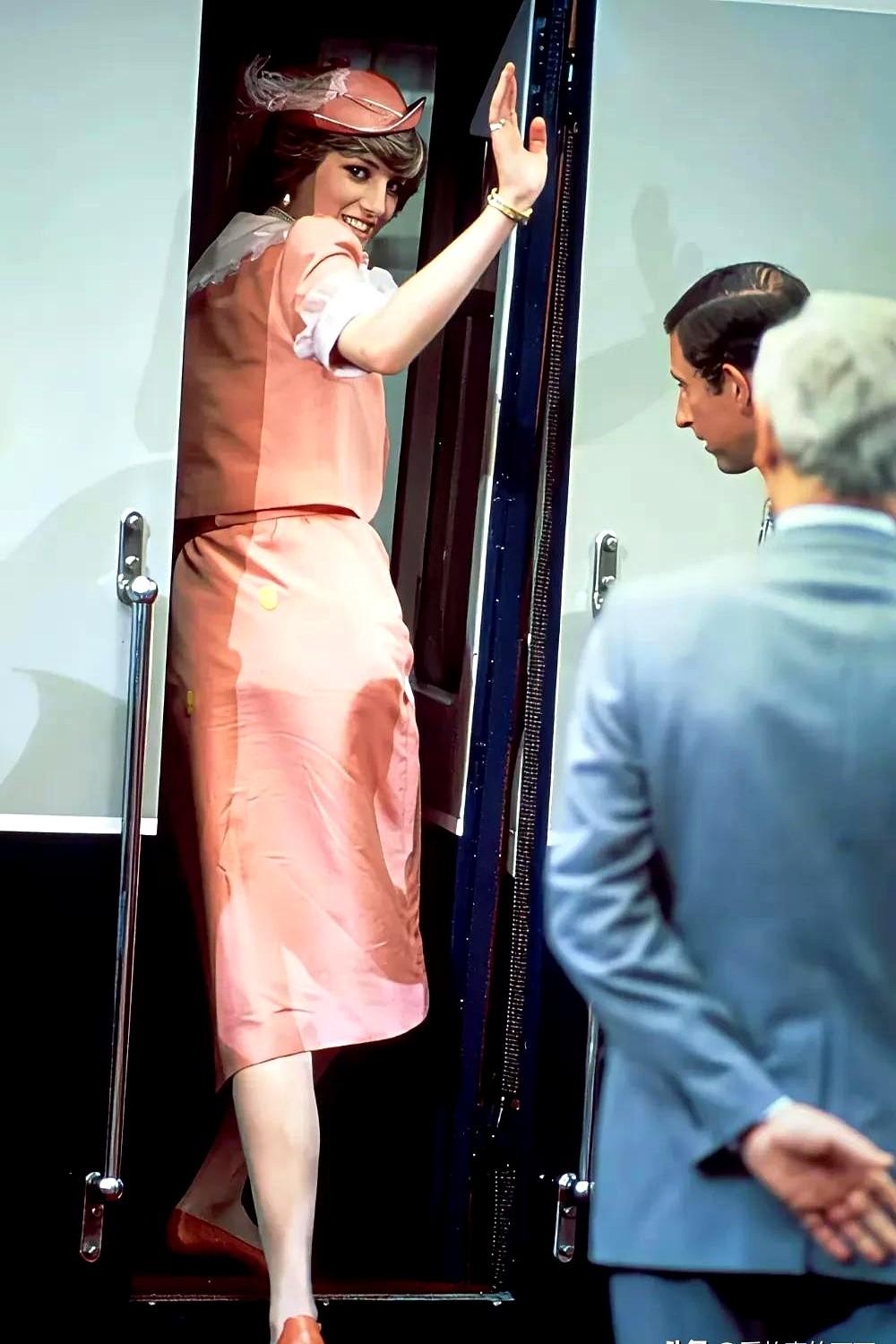 镜头定格在1981年7月29日，游艇甲板上那一抹蜜桃色。她提起衣摆，迈上“不