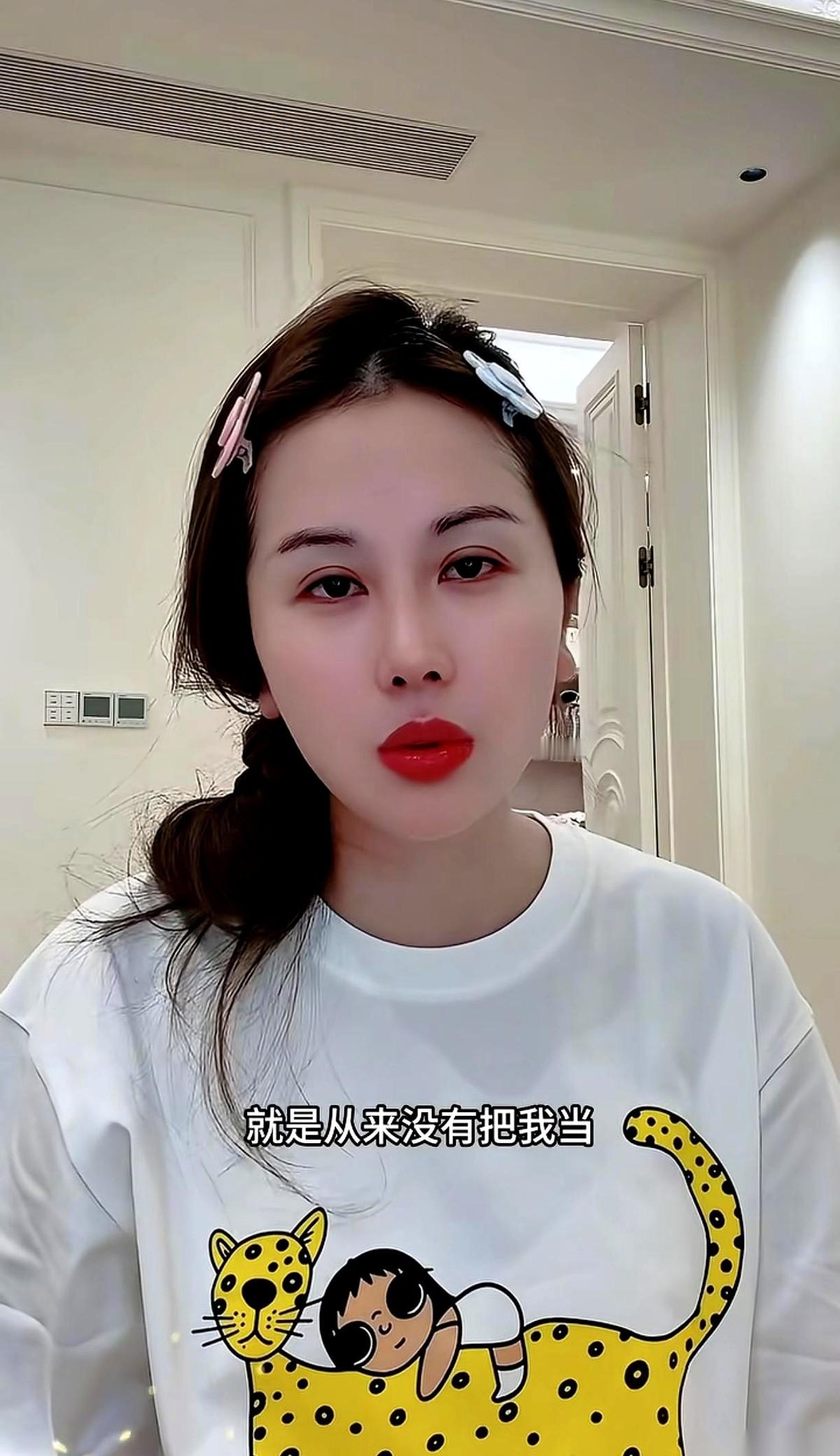 网红宋玉希在直播间的光影里，把原生家庭的底牌抖了个干净。“父母重男轻女，亲爹的电话我都没有，娘家更是