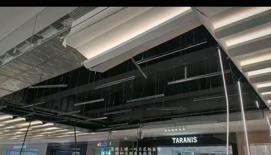 干过装修的师傅一看这房顶就知道这工期得有多急，现在只能庆幸吊顶事故不是发生在周末