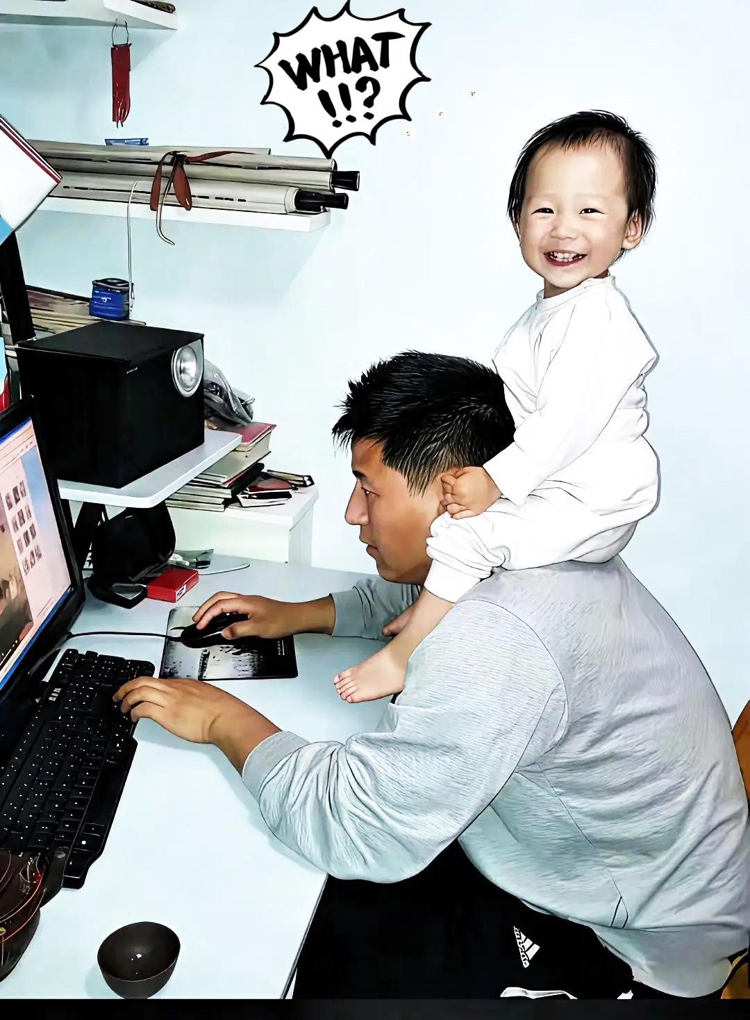 谁懂这种直击心底的温柔，一张旧照就能瞬间让人破防。镜头里还是籍籍无名的张老师