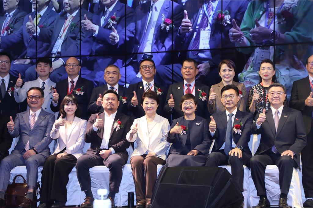 卓荣泰赴台中遇民众呛下台徐佳青竟称“卢秀燕叫的”画面曝致癌油风暴延烧，当局被