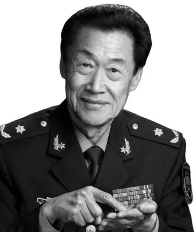 2003年，杨利伟乘坐神5首次飞入太空。有人立刻跑到钱学森家里。谁知，钱老却问：