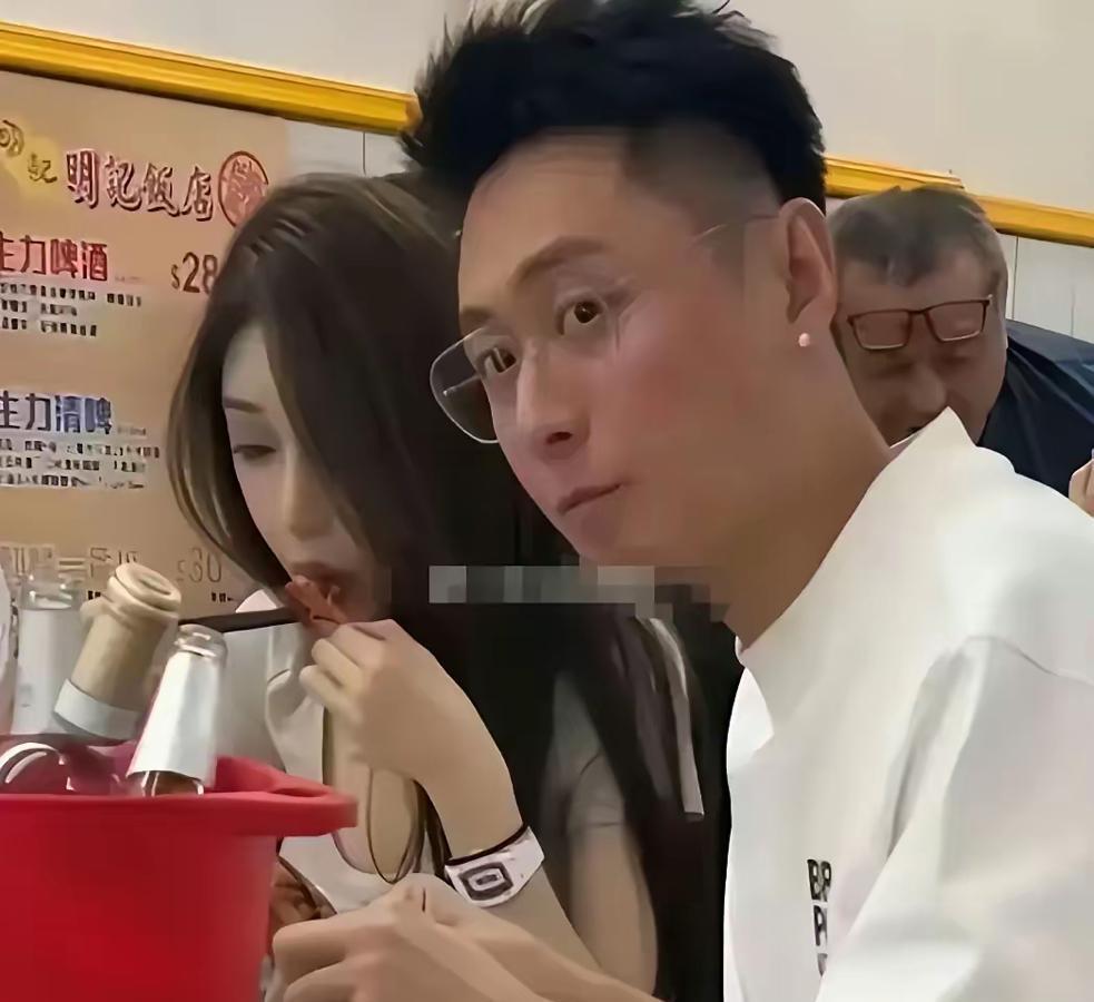 买超的新女友，长得像个假人一般，比张嘉倪差远了……现在的男人，都什么眼光啊？难