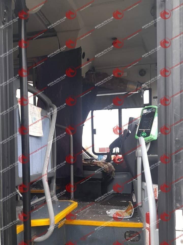 在击退乌克兰对莫斯科的无人机袭击时,俄军一枚铠甲-S1防空系统发射的防空导弹推进