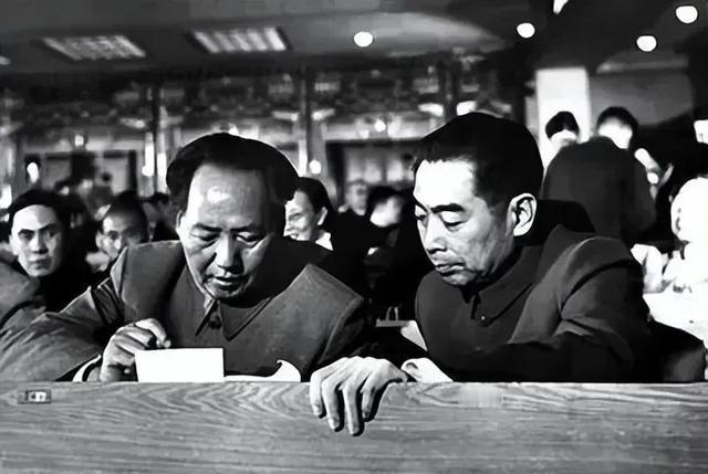 1955年，上将名单递到毛主席面前，57个名字，个个战功赫赫。毛主席一个个往下看