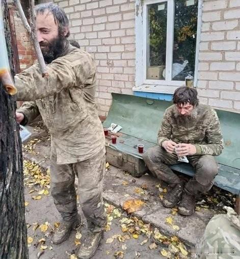 2名乌军士兵在前沿阵地上连续坚守165天，还都活下来了！2个乌军士兵下了阵地，一