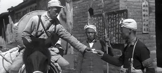 1945年，八路军旅长要处决团政委。临刑前，旅长的警卫员，突然靠近团委松绑，并连