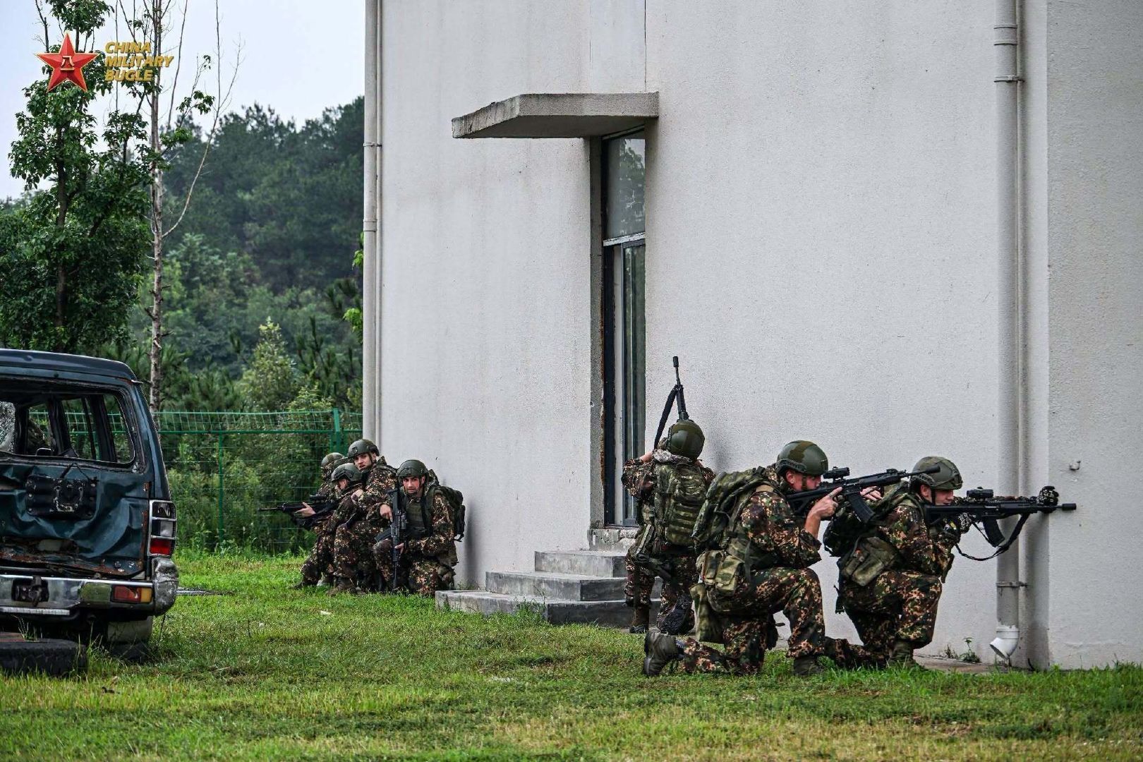 8月24日，中白“神鹰2026”空降兵联合训练正式闭幕。一组双方队员训练间隙的照片，体现了两军官兵的