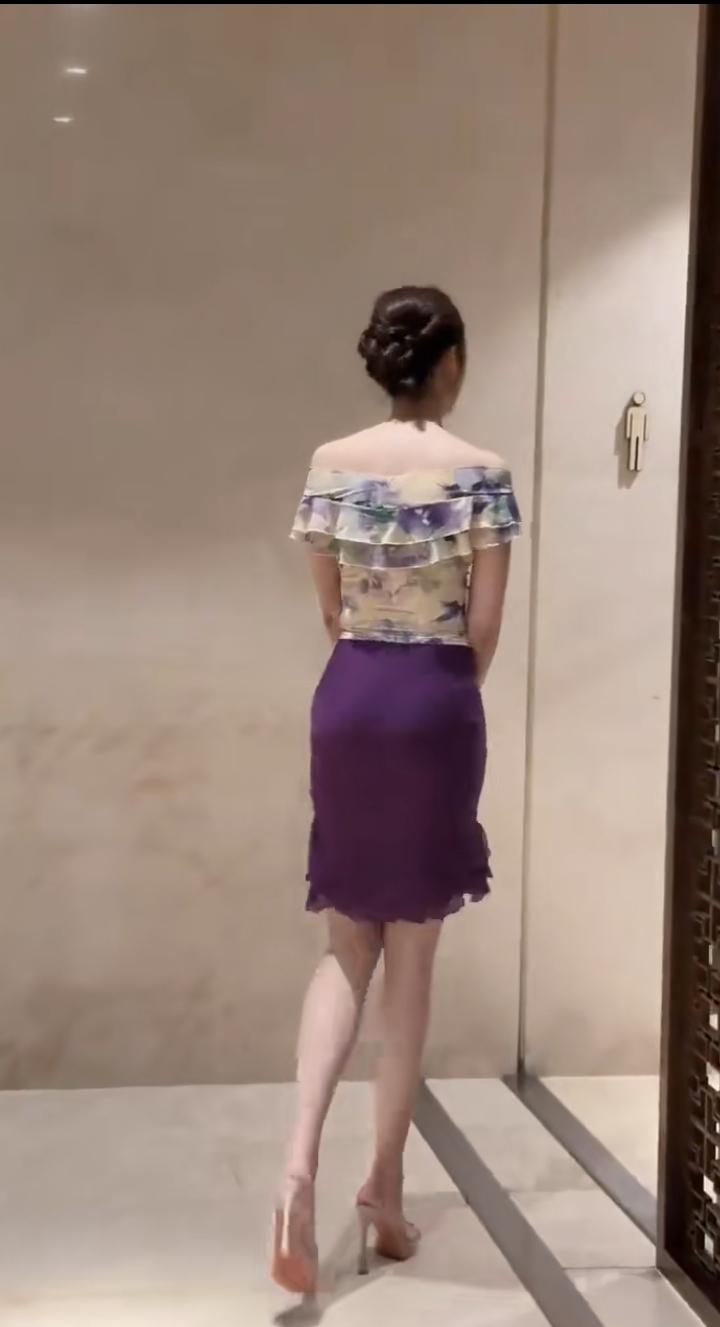 昨天晚上在饭店聚餐，我前面一个美女径直往我们包间走，我很诧异这是哪位，没想到是有