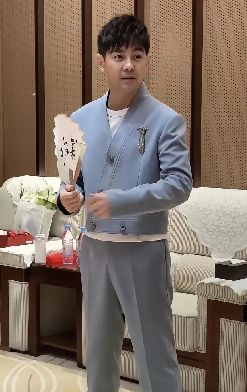 林志颖怎么了？竟然比郭德纲还显得老些了！刚刷到林志颖一组最新照片，我真的蒙了，
