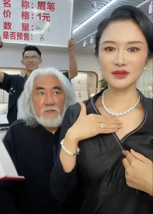 75岁的张纪中把留了30年的白胡子剃了，头发也染得漆黑。保姆开门愣是没认出来，以为来了远房亲戚。杜星