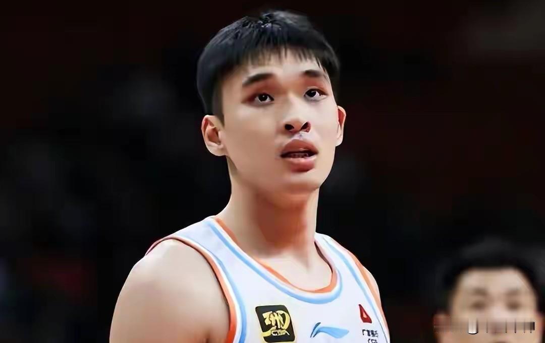 邱彪终于做出一项改变，第四节关键时刻罕见把高诗岩按在替补席上！12月30日晚，